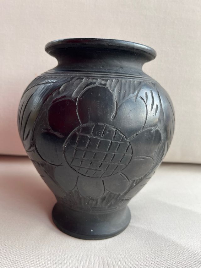 Vaso modernista in terracotta nera degli anni '70