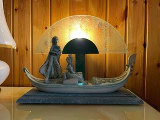 Lampada con gondola e figure, stile veneziano