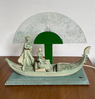 Lampada con gondola e figure, stile veneziano