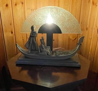 Lampada con gondola e figure, stile veneziano