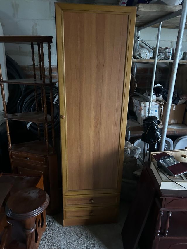 Armario de madera marrón