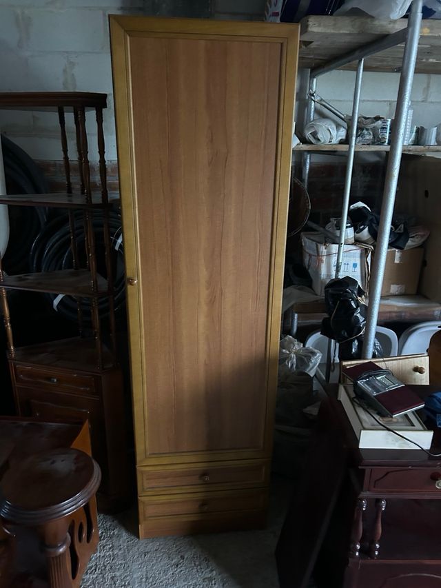 Armario de madera marrón
