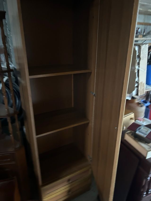 Armario de madera marrón