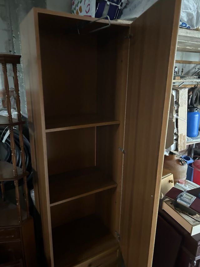 Armario de madera marrón