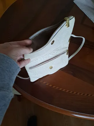 Pochette in pelle ricamata beige