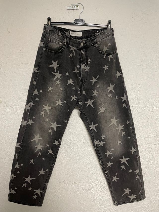 Pantalón vaquero Bershka estrellas gris