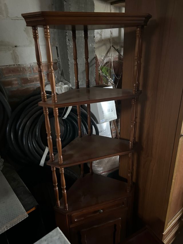 Esquinero de madera marrón