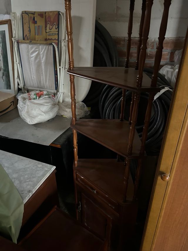 Esquinero de madera marrón