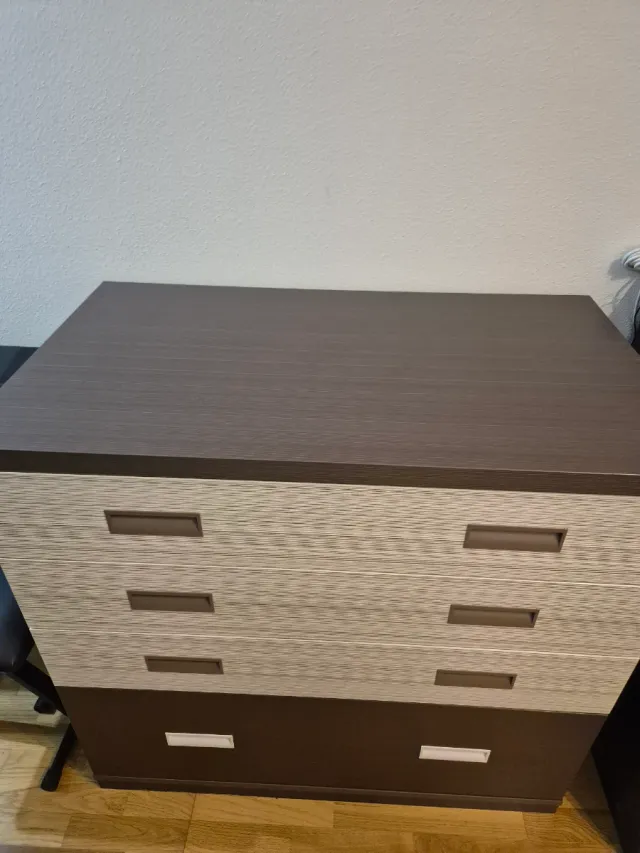 Cama con cajones y mesitas, escritorio y comoda