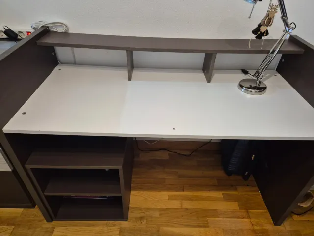 Cama con cajones y mesitas, escritorio y comoda