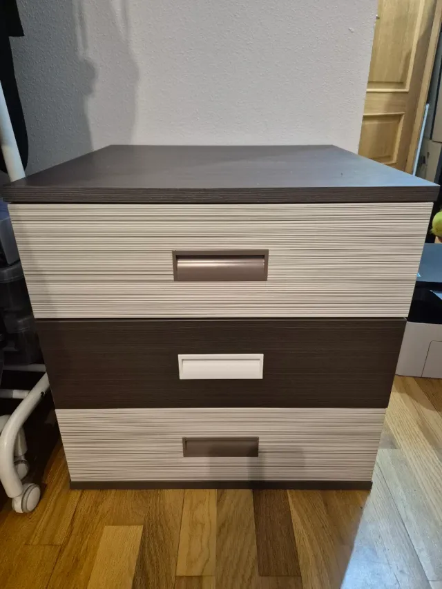 Cama con cajones y mesitas, escritorio y comoda