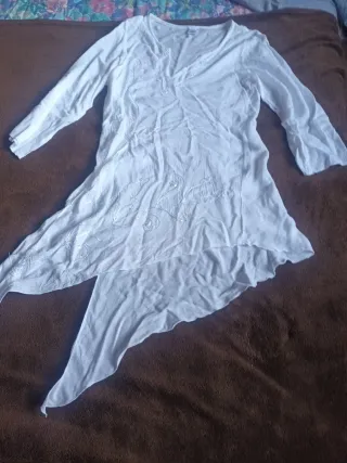 Camisola blanca bordada