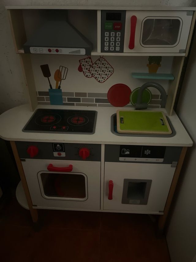 Cocina de madera con accesorios ideal para reyes