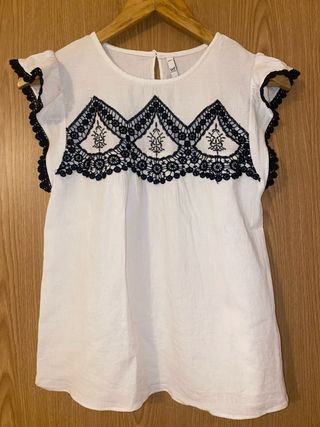 Top blanco con encaje negro