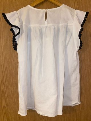 Top blanco con encaje negro
