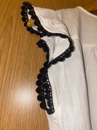 Top blanco con encaje negro