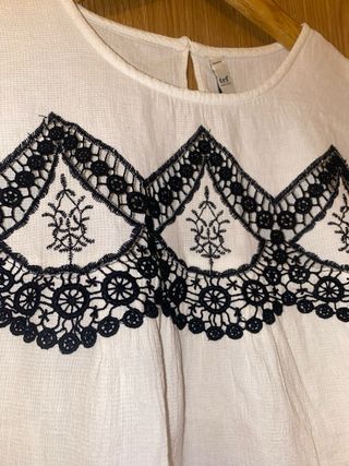 Top blanco con encaje negro