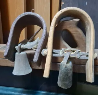 Campane vintage in legno e metallo