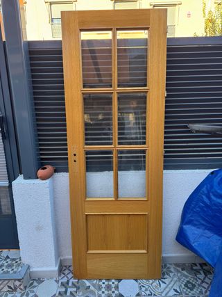 Puerta madera maciza con cristales
