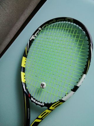 Raqueta de tenis Babolat con funda