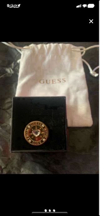Anillo Guess con bolsita para guardar
