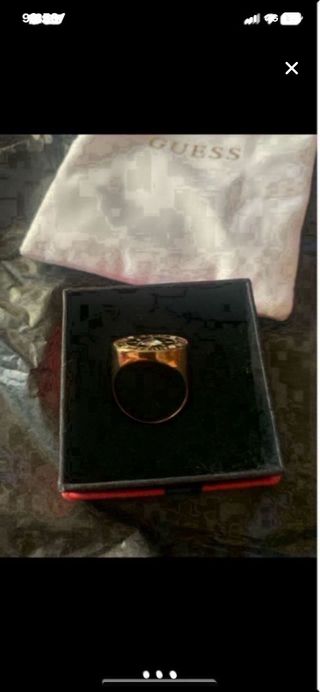 Anillo Guess con bolsita para guardar