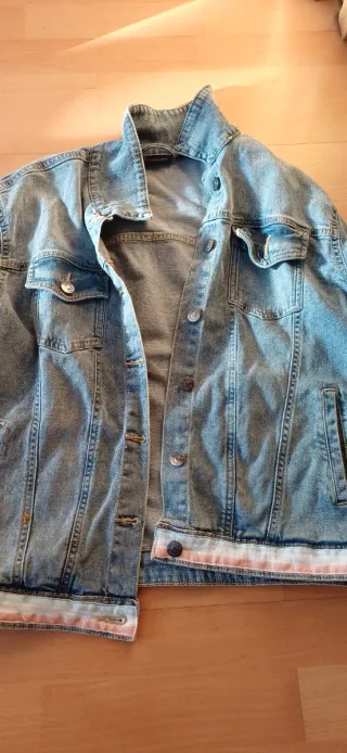 Chaqueta tejana azul con detalles rosas