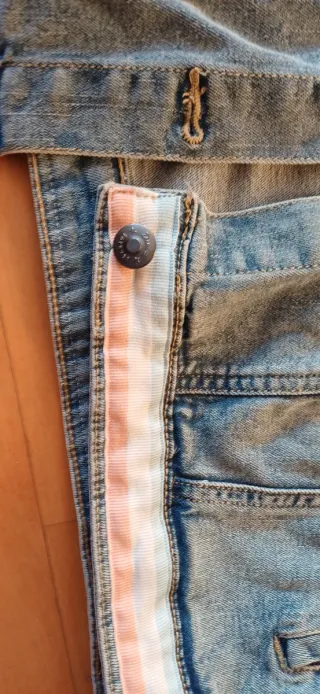 Chaqueta tejana azul con detalles rosas