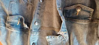 Chaqueta tejana azul con detalles rosas