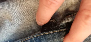 Chaqueta tejana azul con detalles rosas