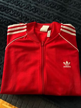 Chaqueta Adidas Roja con Rayas Blancas
