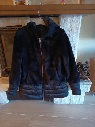 Abrigo Guess Negro Mujer calentito.