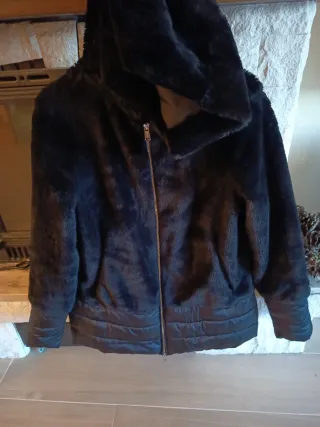 Abrigo Guess Negro Mujer calentito.