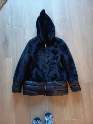 Abrigo Guess Negro Mujer calentito.