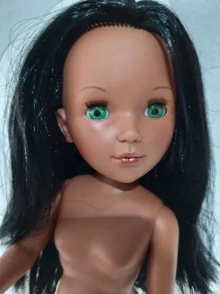 Muñeca con pelo negro y ojos verdes