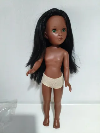 Muñeca con pelo negro y ojos verdes