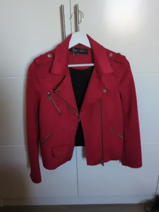 Chaqueta roja ante Formula Joven