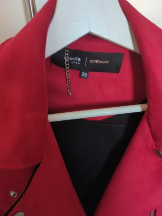Chaqueta roja ante Formula Joven