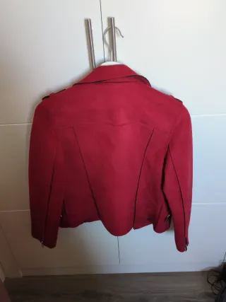 Chaqueta roja ante Formula Joven