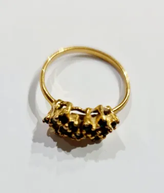 Anillo antiguo con piedras