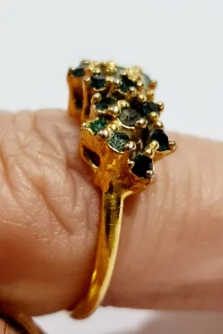 Anillo antiguo con piedras