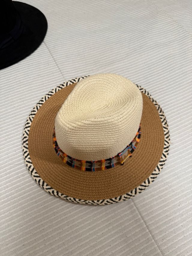 Sombrero de paja con diseño étnico