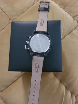 Reloj Lotus Negro y Plateado