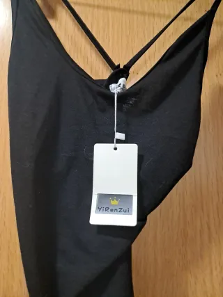 Vestido negro largo de tirantes.