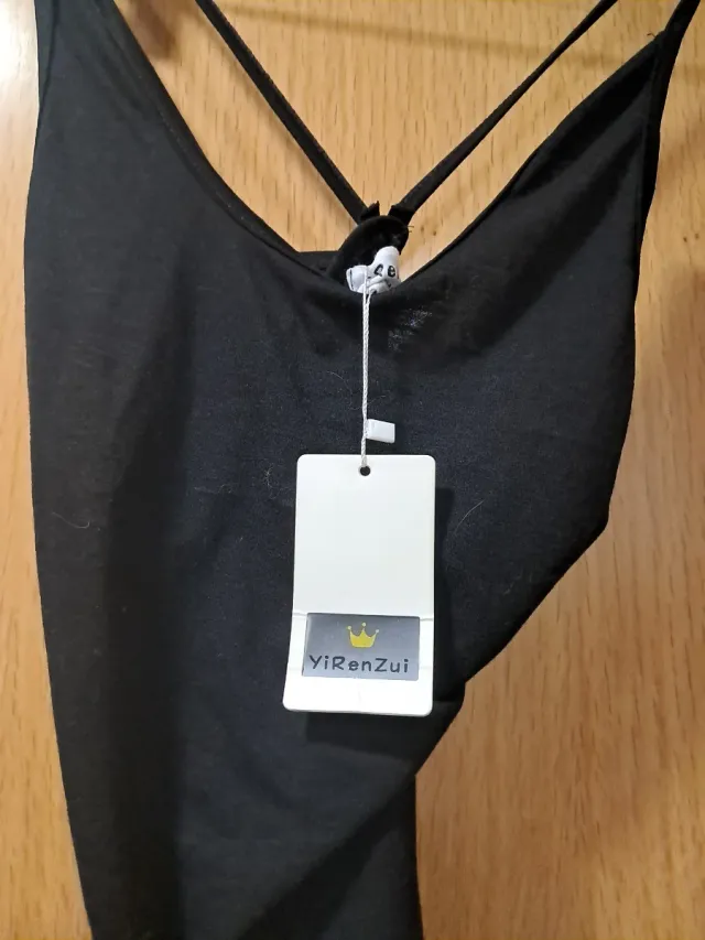 Vestido negro largo de tirantes.