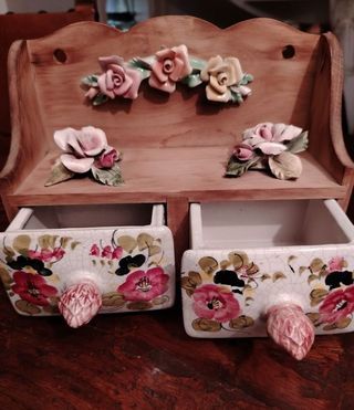 Mensolina shabby chic legno e ceramica