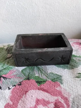 Piccoli contenitori in resina con intagli