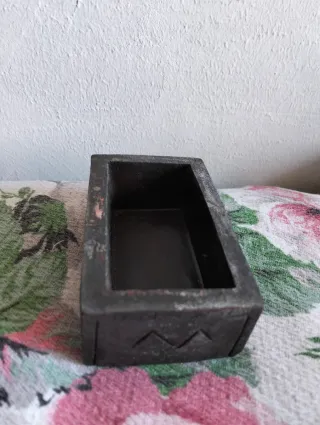 Piccoli contenitori in resina con intagli