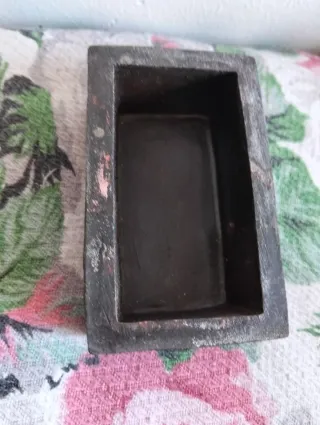 Piccoli contenitori in resina con intagli