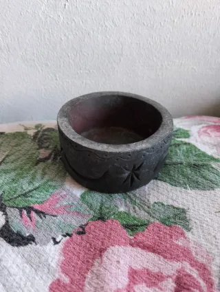 Piccoli contenitori in resina con intagli